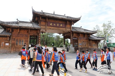 團縣委組織學生開展研學旅行活動 讓學生學在路上，研學旅行助成長